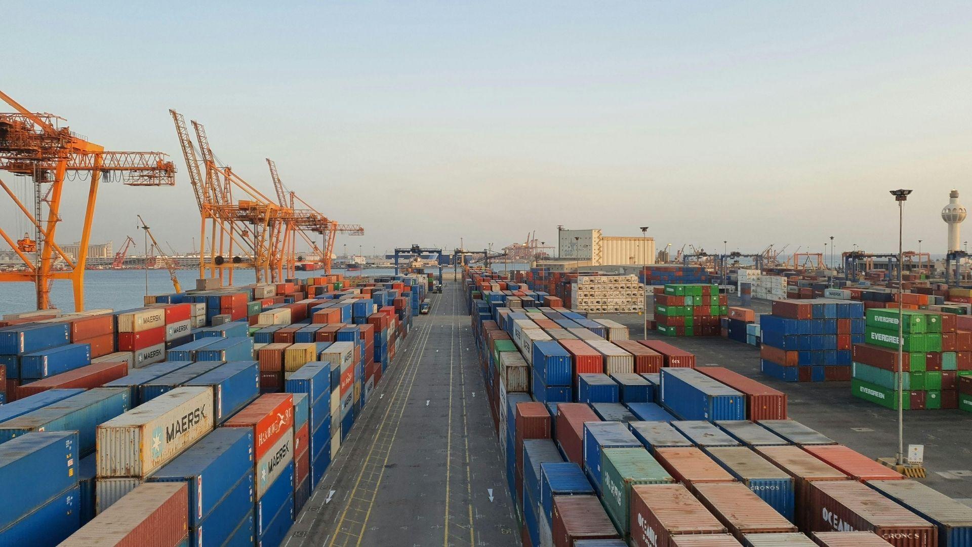 How Can You Simplify Cross-Border Shipping as an SMB? A Practical Guide